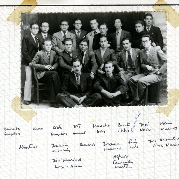 Joaquim Namorado (ao centro da figura do meio) num grupo de antifascistas, Coimbra, cerca de 1935.