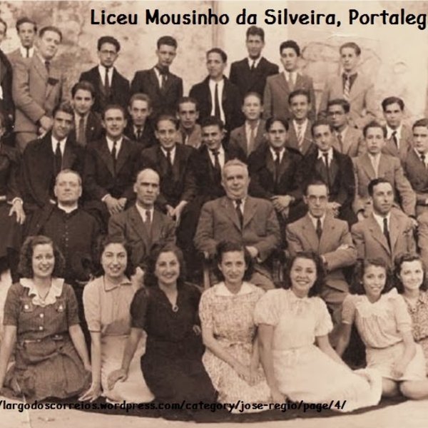 Fotografia dos alunos do Liceu Mouzinho da Silveira, ao centro o Reitor Albino Honório de Freitas...