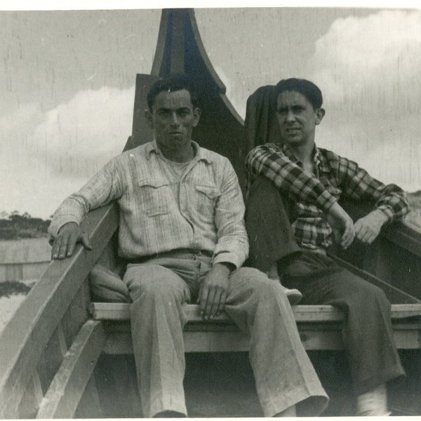 Alexandre Cabral com pescadores da Fonte da Telha, Fonte da Telha, 4 abr. 1948