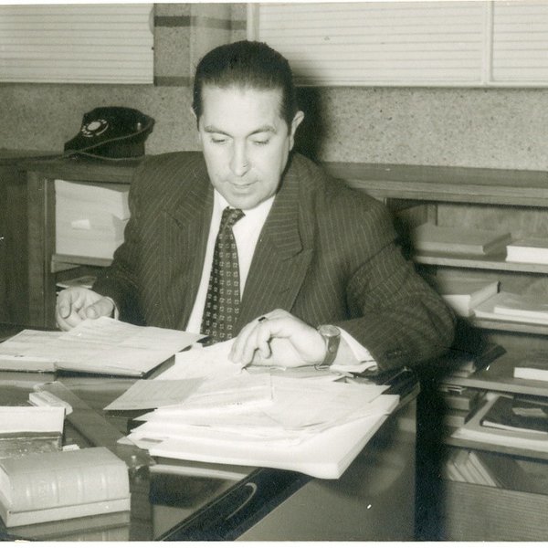 Alexandre Cabral (à secretária) na editora Latina], 1973