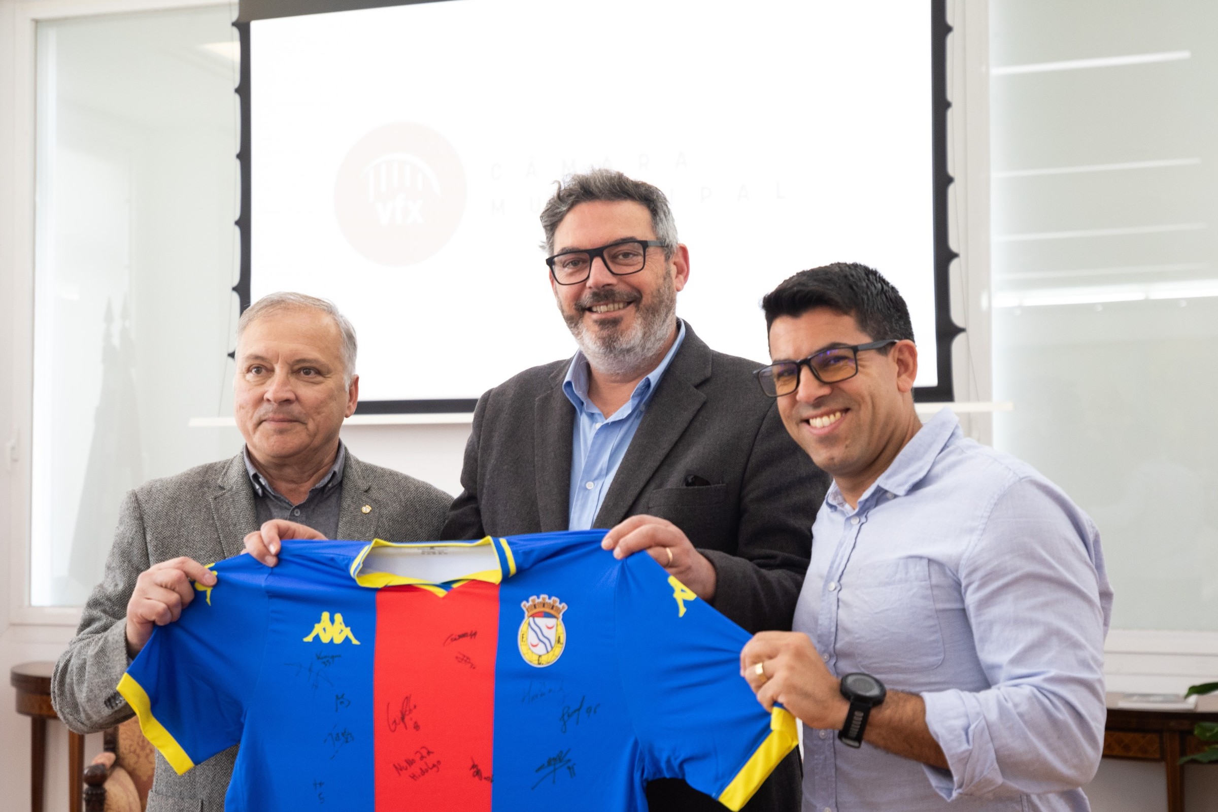 Câmara Municipal de Vila Franca de Xira recebe FC Alverca Campeão da Liga 3  
