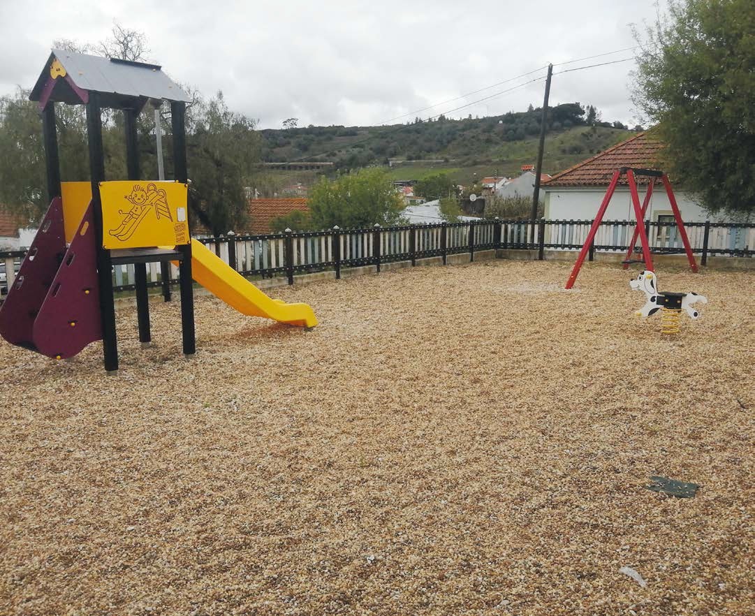 Substituição do pavimento do Parque Infantil das Quintas (Castanheira do Ribatejo)
