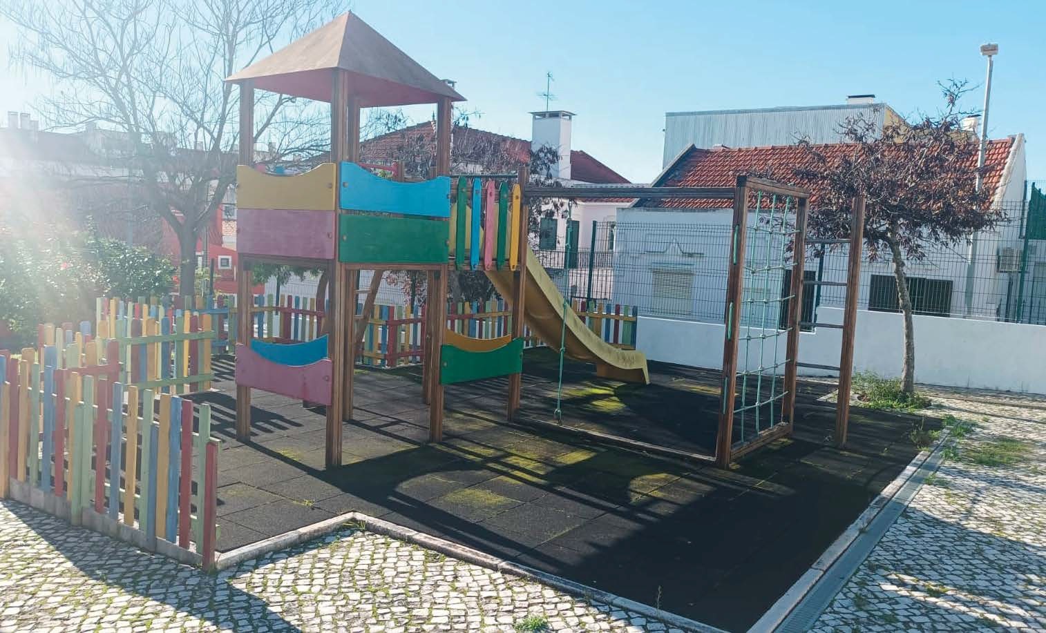 Remodelação do Parque Infantil da Junta de Freguesia (Póvoa de Sta. Iria)