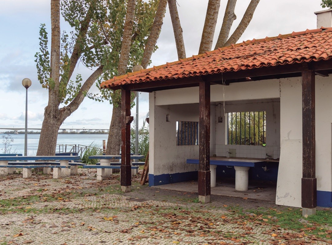 Requalificação da Cobertura do Balneário da Zona Ribeirinha da Vala do Carregado (Castanheira do ...